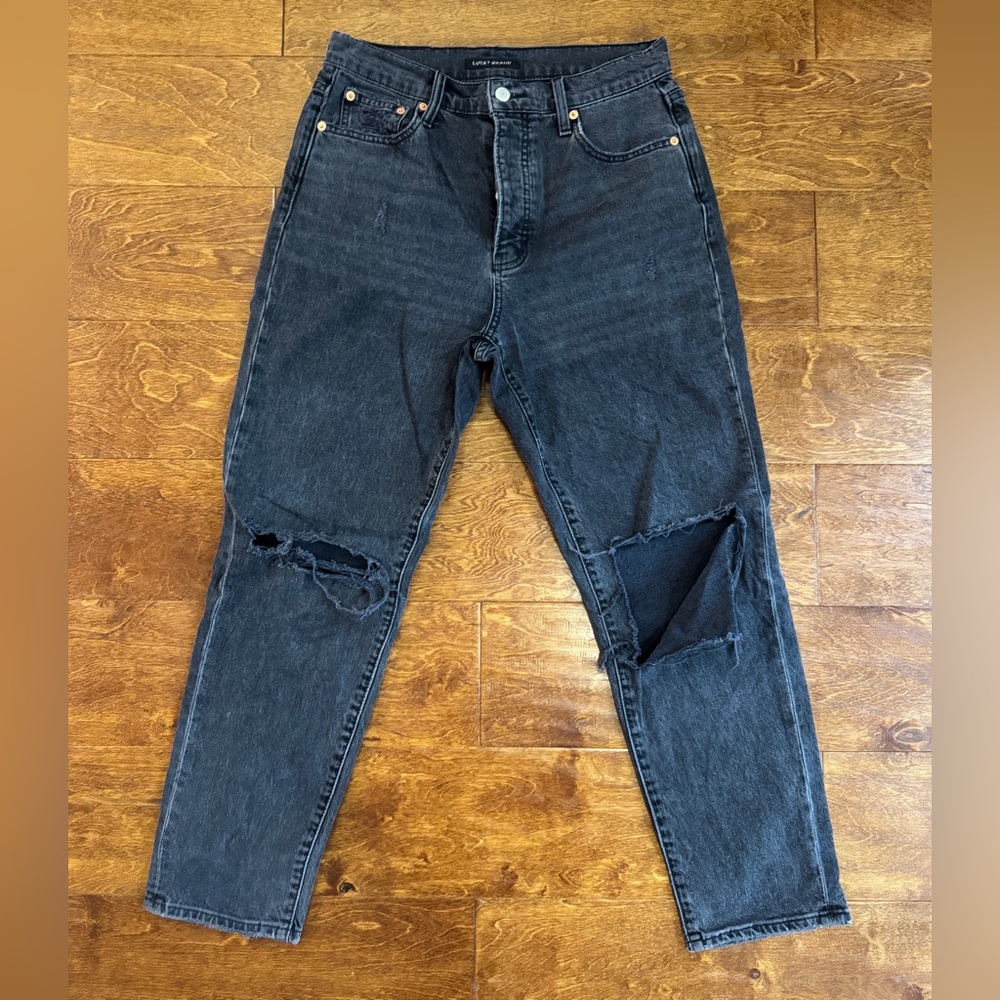 Lucky Brand: High-Rise Mom Jean 

Size: 8/29 A 

Very gently used